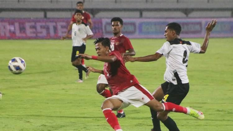 Pergerakan bek Timnas Indonesia, Moh Edo Febriansyah dijatuhkan pemain Timor Leste dalam pertandingan di Stadion Kapten I Wayan Dipta, Gianyar, Kamis (27/01/22). Foto: Nofik Lukman Hakim/INDOSPORT. - INDOSPORT