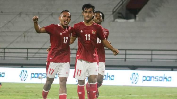 Selebrasi para pemain Indonesia setelah Pratama Arhan mencetak gol ke gawang Timor Leste. Foto: Nofik Lukman Hakim/INDOSPORT. - INDOSPORT