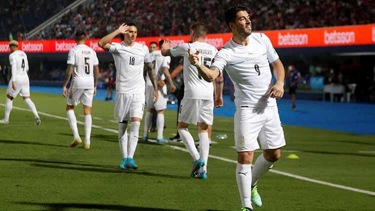 Luis Suarez (Uruguay) melakukan selebrasi usai membobol gawang Paraguay, Jumat (28/01/22).