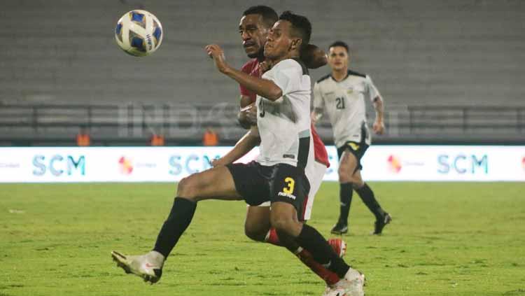 Winger timnas Indonesia, Terens Puhiri, berebut bola dengan pemain Timor Leste dalam laga uji coba, Kamis (27/1/22). Foto: Nofik Lukman Hakim/INDOSPORT