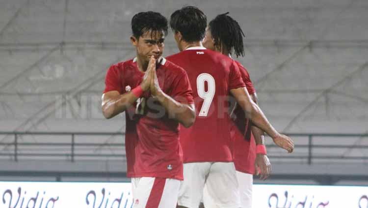 Bek Timnas Indonesia, Pratama Arhan saat merayakan gol ke gawang Timor Leste di laga ujicoba dalam pertandingan di Stadion Kapten I Wayan Dipta, Gianyar, Kamis (27/01/22). Foto : Nofik Lukman Hakim/INDOSPORT