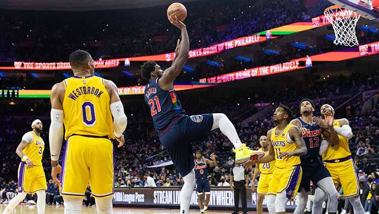 Pemain Philadelphia 76ers, Joel Embiid (21) memasukan bola ke gawang Los Angeles Lakers pada laga di Wells Fargo Center. Foto: Bill Streicher-USA TODAY Sports/Reuters