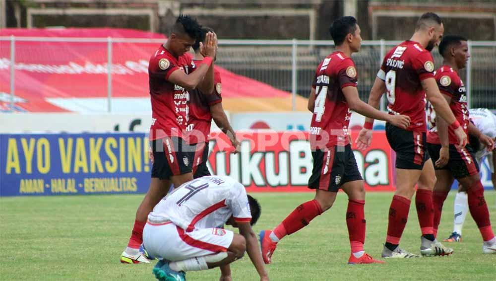 Selebrasi penyerang Bali United, Lerby Eliandry meminta maaf setelah mencetak gol ke mantan klubnya, Borneo FC dalam lanjutan kompetisi BRI Liga 1 2021/2022 di Stadion Ngurah Rai, Denpasar, Sabtu (29/1/22) sore. Foto: Nofik Lukman Hakim/Indosport.com