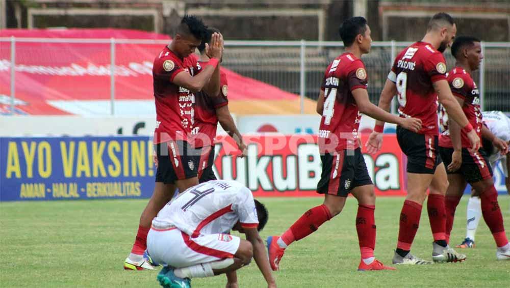 Selebrasi penyerang Bali United, Lerby Eliandry meminta maaf setelah mencetak gol ke mantan klubnya, Borneo FC dalam lanjutan kompetisi BRI Liga 1 2021/2022 di Stadion Ngurah Rai, Denpasar, Sabtu (29/1/22) sore. Foto: Nofik Lukman Hakim/Indosport.com - INDOSPORT