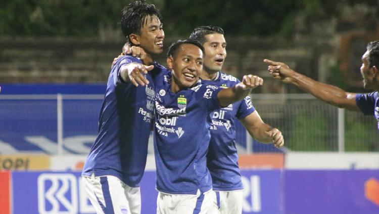 Selebrasi bek Persib Bandung, Kakang Rudianto bersama Beckham Putra merayakan gol ke gawang Tira Persikabo pada lanjutan BRI Liga 1 2021/2022 di Stadion Ngurah Rai. - INDOSPORT