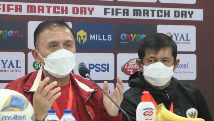 Ketua Umum PSSI, Mochamad Iriawan, didampingi direktur teknik Timnas Indonesia, Indra Sjafri, dalam jumpa pers di Bali, Minggu (30/1/22). Foto: Nofik Lukman Hakim/INDOSPORT.