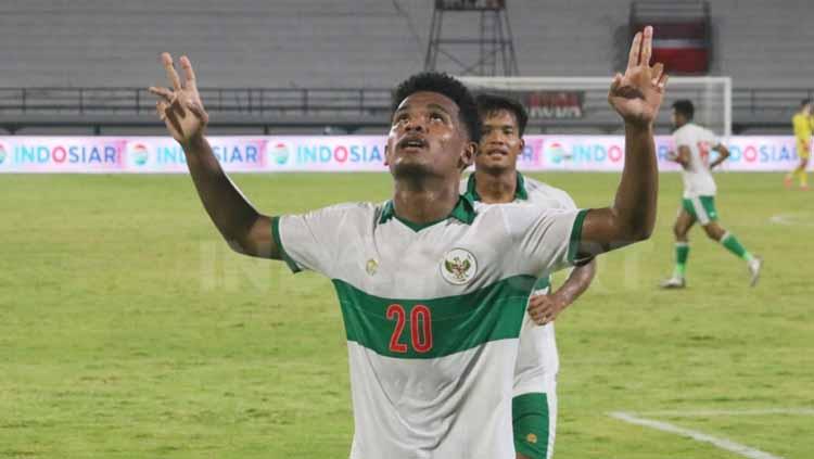 Ramai Rumakiek melakukan selebrasi usai membobol gawang Timor Lester di Stadion Kapten I Wayan Dipta, Gianyar, Minggu (30/1/22). Foto : Nofik Lukman Hakim