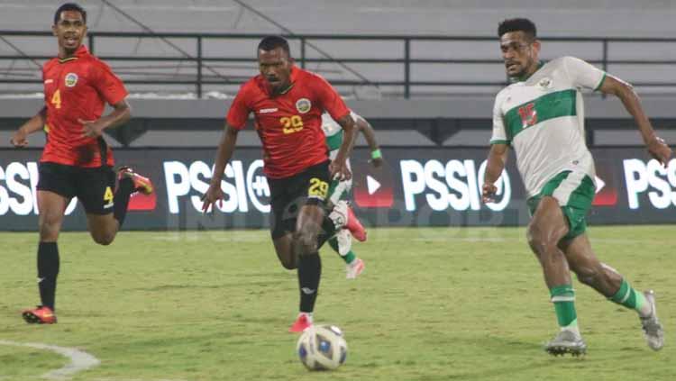 Ricky Kambuaya berusaha duluan untuk mendapatkan bola dari serangan dua pemain Timor Leste di Stadion Kapten I Wayan Dipta, Gianyar, Minggu (30/1/22). Foto : Nofik Lukman Hakim