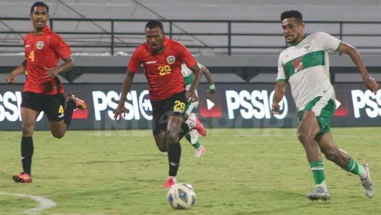 Ricky Kambuaya berusaha duluan untuk mendapatkan bola dari serangan dua pemain Timor Leste di Stadion Kapten I Wayan Dipta, Gianyar, Minggu (30/01/22). Foto : Nofik Lukman Hakim - INDOSPORT