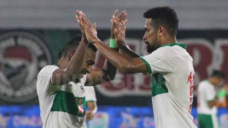 Terens Puhiri dan Ricky Kambuaya melakukan selebrasi melawan Timor Leste di Stadion Kapten I Wayan Dipta, Gianyar, Minggu (30/1/22). Foto : Nofik Lukman Hakim