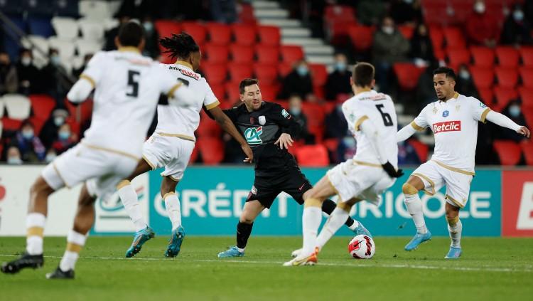 Lionel Messi (tengah) berduel dengan para pemain OGC Nice, Selasa (01/02/22). (Foto: REUTERS/Benoit Tessier)