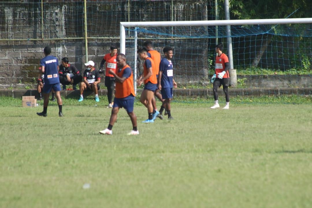 Persipura Jayapura tak mau kembali kehilangan poin saat meladeni Madura United dalam laga lanjutan seri keempat kompetisi BRI Liga 1 2021.