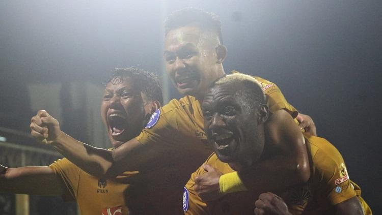 Selebrasi pemain Bhayangkara FC merayakan gol Dzumafo Epandi ke gawang Barito Putera pada laga pekan ke-22 BRI Liga 1 2021/2022 di Stadion Ngurah Rai, Denpasar, Selasa (1/2/22).(Foto : Nofik Lukman Hakim/INDOSPORT)