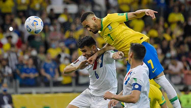 Matheus Cunha (Brasil) diatas dua pemain Parabuay untuk merebut bola pada laga Kualifikasi Piala Dunia 2022 Zona Conmebol, Rabu (2/2/2022) - INDOSPORT