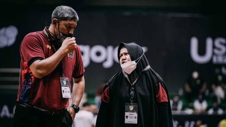 Kartika Siti Aminah, pelatih DNA Bima Perkasa Jogja yang jadi sorotan di IBL 2022 - INDOSPORT