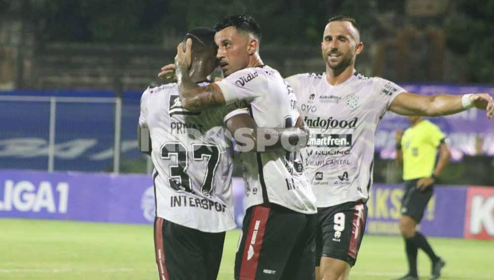 Bintang Bali United, Stefano Lilipaly, merayakan golnya ke gawang Tira Persikabo bersama Privat Mbarga dalam laga Liga 1 2021/2021. Foto: Nofik Lukman Hakim/Indosport.com - INDOSPORT