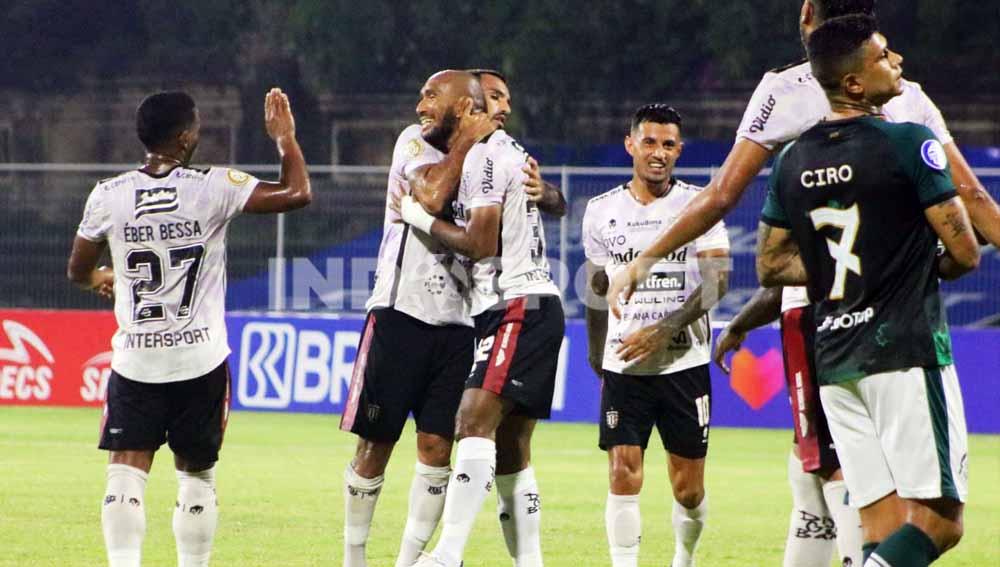 Para pemain memberi selamat kepada Leonard Tupamahu atas gol ke gawang persikabo. Foto: Nofik Lukman Hakim/Indosport.com