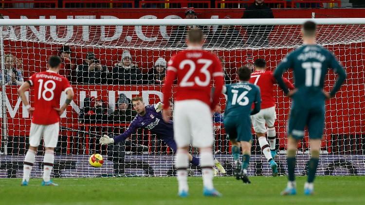 Cristiano Ronaldo gagal mengeksekusi penalti di laga Piala FA 2021/22 Manchester United vs Middlesbroug (05/02/22). (Foto: REUTERS/Craig Brough)