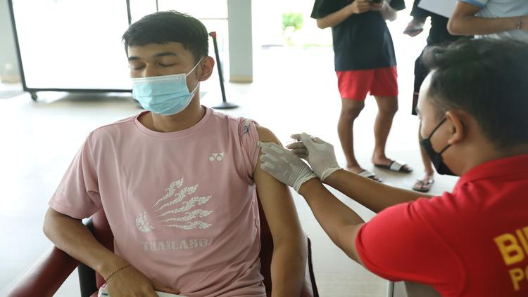 Fajar Alfian dapat vaksin dosis ketiga (vaksin booster) di Pelatnas PBSI, Jumat (04/02/22).