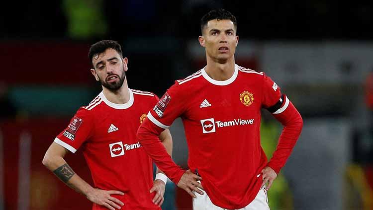 Cristiano Ronaldo dan Bruno Fernandes tampak lesu pada wajah mereka usai dikalahkan Middlesbrough lewat adu penalti dalam partai putaran keempat FA Cup di Stadion Old Trafford, Sabtu (05/02/22). FOTO: REUTERS/Craig Brough - INDOSPORT