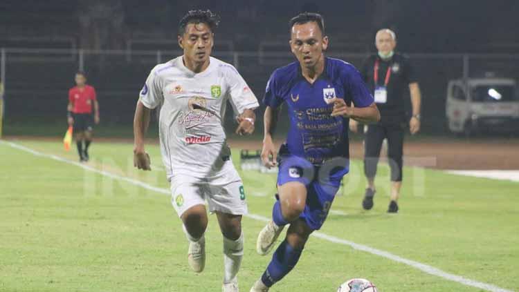 Pergerakan gelandang PSIS Semarang, Rachmad Hidayat dibayangi penyerang Persebaya Surabaya, Samsul Arif dalam lanjutan Liga 1 2021/2022, Rabu (2/2/22). Foto : Nofik Lukman Hakim