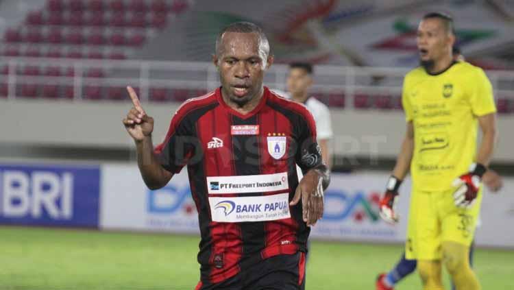 Yohanes Pahabol melakukan selebrasi pada laga Liga 1 melawan PSIS Semarang. FOTO: - INDOSPORT