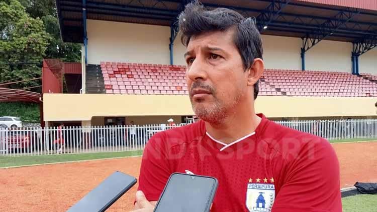 Pelatih Persipura, Alfredo Vera, mengaku kebingungan dan tak bisa berbuat apa-apa di tengah badai Covid-19 yang menghabisi skuatnya di Liga 1 2021/2022.. FOTO: Sudjarwo/INDOSPORT - INDOSPORT