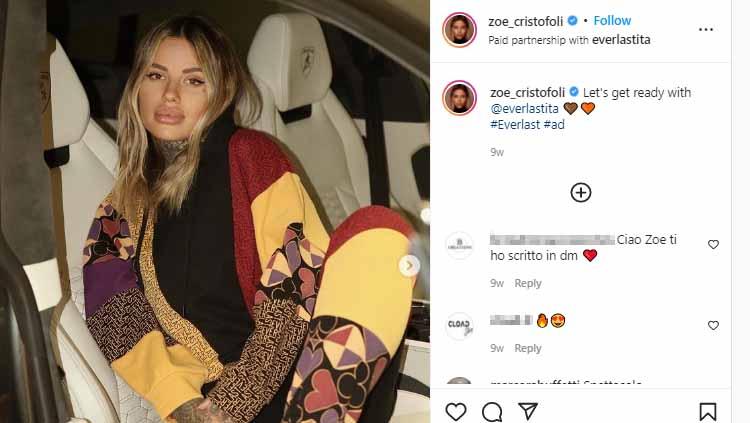 Kekasih pemain klub Liga Italia (Serie A), AC Milan, Theo Hernandez yakni Zoe Cristofoli membuat netizen salah fokus usai tampil eksotis pakai bikini pink.