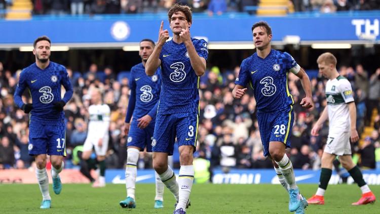 Marco Alonso (tengah) merayakan gol kemenangan Chelsea atas Plymouth di laga Piala FA (05/02/22). (Foto:Reuters/Paul Childs). - INDOSPORT