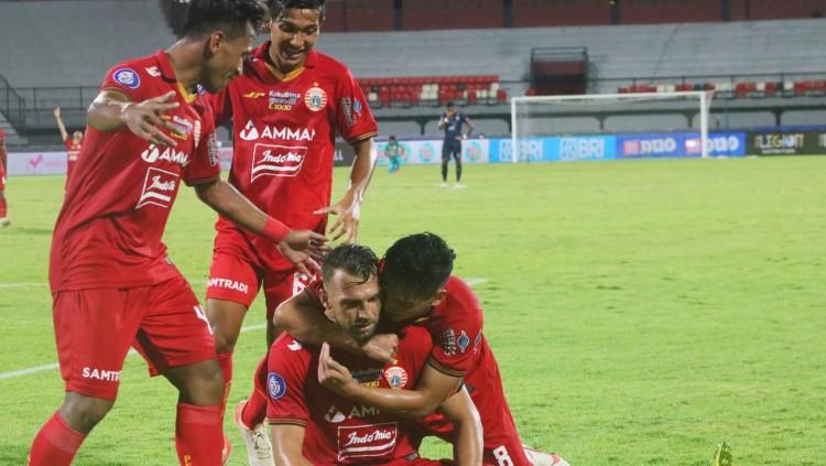 Selebrasi penyerang Persija Jakarta, Marko Simic bersama rekan-rekannya usai mencetak gol ke gawang Arema FC pada lanjutan Liga 1 2021/2022, Sabtu (5/2/22).