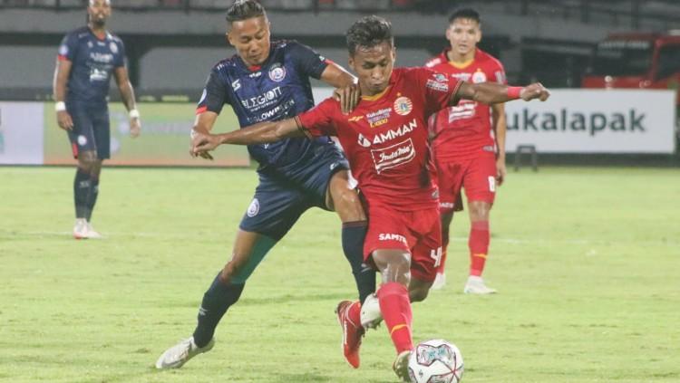 Winger Arema FC, Dendi Santoso berusaha merebut bola yang dikuasai winger Persija Jakarta, Osvaldo Haay pada lanjutan Liga 1 2021/2022, Sabtu (5/2/22).