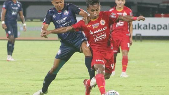 Winger Arema FC, Dendi Santoso berusaha merebut bola yang dikuasai winger Persija Jakarta, Osvaldo Haay pada lanjutan Liga 1 2021/2022, Sabtu (5/2/22).
