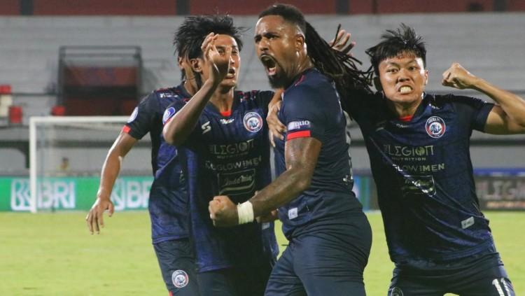 Penyerang Arema FC, Carlos Fortes merayakan gol ke gawang Persija Jakarta dalam lanjutan BRI Liga 1 2021/2022 di Stadion Kapten I Wayan Dipta, Gianyar, Sabtu (5/2/22). - INDOSPORT