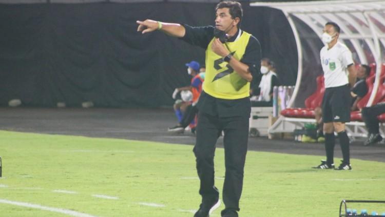 Pelatih Arema FC, Eduardo Felipe Arroja Almeida. - INDOSPORT