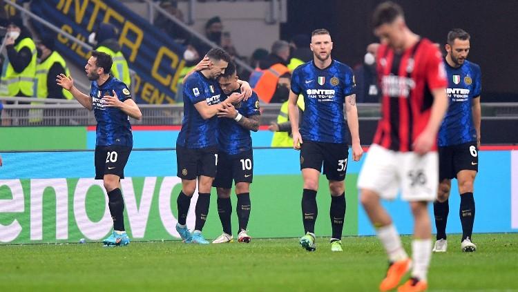 Ivan Perisic dan rekan-rekannya di Inter Milan merayakan gol yang bersarang ke gawang AC Milan (06/02/22). (Foto: REUTERS/Daniele Mascolo) - INDOSPORT