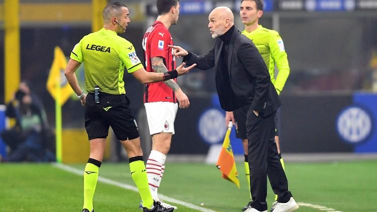 Stefano Pioli memprotes keputusan wasit di laga Inter Milan vs AC Milan (06/02/22). (Foto: REUTERS/Daniele Mascolo) - INDOSPORT
