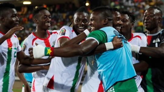 Ilustrasi pemain Burkina Faso merayakan gol.