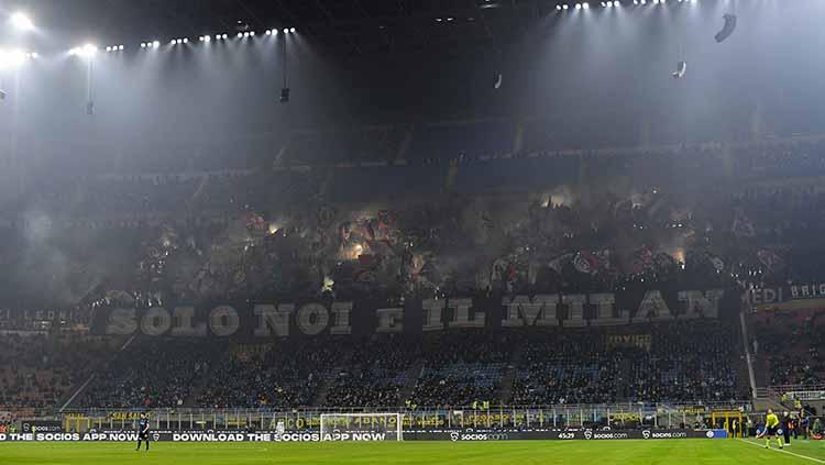 Tampak asap di stadion dari suporter AC Milan atau Milanisti pada laga Serie A di San Siro, Minggu (06/02/22). FOTO: REUTERS/Daniele Mascolo - INDOSPORT