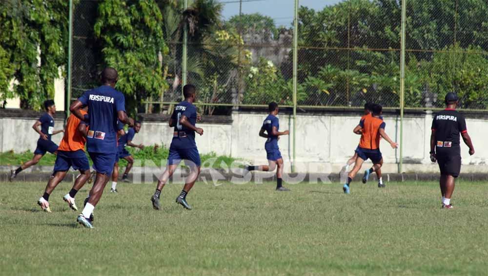Punya keuntungan khusus, Persipura Jayapura siap membuat kejutan dengan mengalahkan Persebaya Surabaya di lanjutan Liga 1, Minggu (06/02/22). Foto: Sudjarwo/Indosport.com