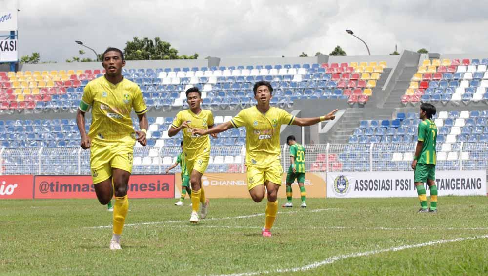 Investor baru Persikota Tangerang, Prilly Latuconsina, memberikan bonus setelah timnya lolos ke babak 16 besar Liga 3 2021. - INDOSPORT