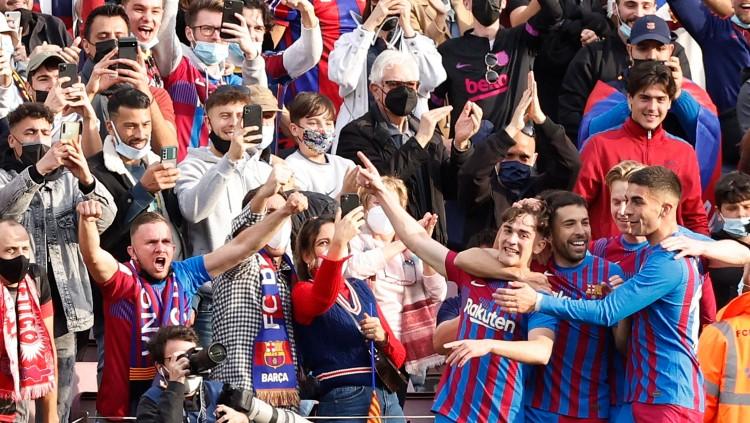 Gavi merayakan gol bersama rekan-rekannya di laga Barcelona vs Atletico Madrid (06/02/22). (Foto: REUTERS/Albert Gea)