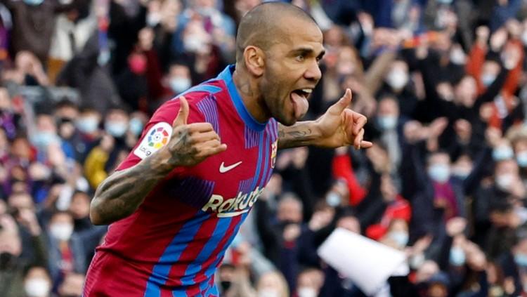 Selebrasi Dani Alves usai mencetak gol keempat Barcelona ke gawang Atletico Madrid (06/02/22). (Foto: REUTERS/Albert Gea).