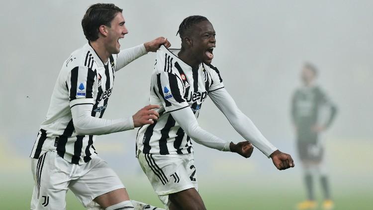 Dusan Vlahovic merayakan gol yang dicetak Denis Zakaria di laga Juventus vs Verona (07/02/22). (Foto: REUTERS/Massimo Pinca)