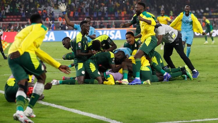 Para pemain Senegal merayakan kemenangan atas Mesir di drama adu penalti Piala Afrika 2021 (07/02/22), (Foto: REUTERS/Mohamed Abd El Ghany)