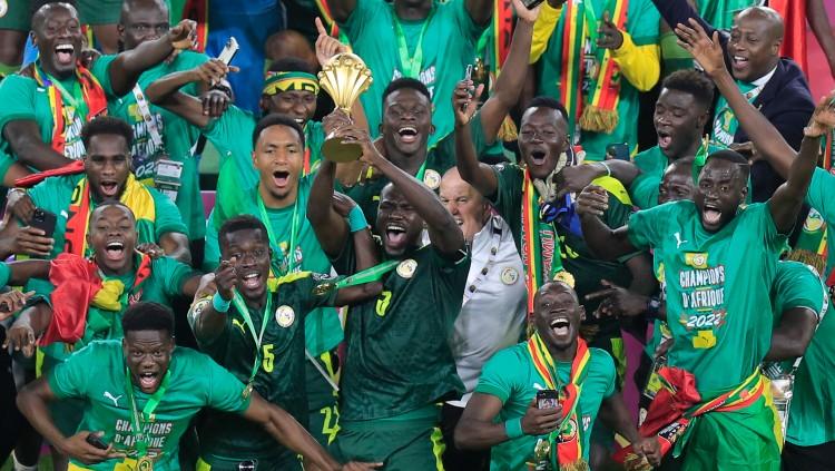 Senegal merayakan gelar juara Piala Afrika 2021.(Foto: REUTERS/Thaier Al-Sudani) - INDOSPORT