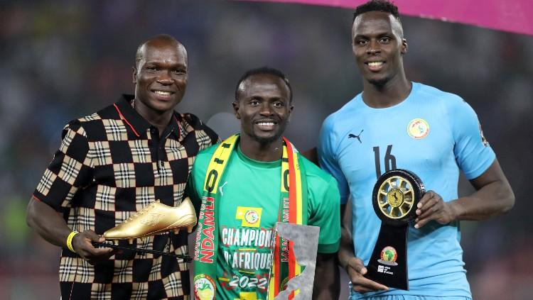 Vincent Aboubakar (kiri), Sadio Mane (tengah), dan Edouard Mendy (kanan) meraih penghargaan individual di Piala Afrika 2021. (Foto: REUTERS/Mohamed Abd El Ghany)