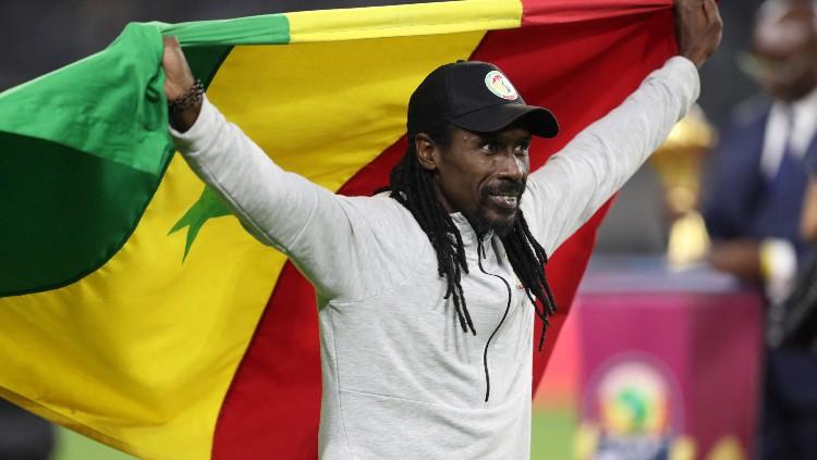 Selebrasi Aliou Cisse usai membawa Senegal raih gelar Piala Afrika 2021. (Foto: REUTERS/Mohamed Abd El Ghany) - INDOSPORT
