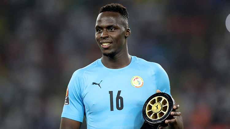 Kiper Timnas Senegal Edouard Mendy mendapatkan penghargaan kiper terbaik dunia di pertandingan final Piala Afrika di stadion Stadion Olembe, Yaounde. Senin (07/02/22). FOTO: REUTERS/Mohamed Abd El Ghany