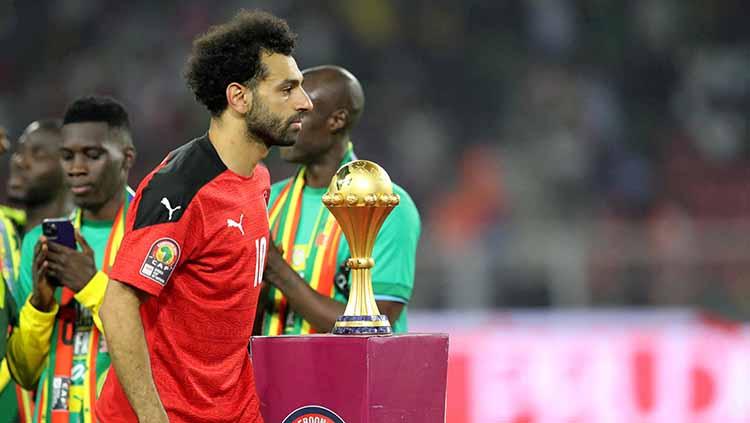 Mohamed Salah tampak sedih setelah kalah dari Senegal lewat drama adu penalty final Piala Afrika di stadion Stadion Olembe, Yaounde. Senin (07/02/22). FOTO: REUTERS/Mohamed Abd El Ghany