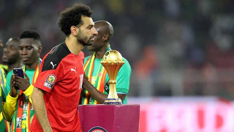 Mohamed Salah tampak sedih setelah kalah dari Senegal lewat drama adu penalty final Piala Afrika di stadion Stadion Olembe, Yaounde. Senin (07/02/22). FOTO: REUTERS/Mohamed Abd El Ghany - INDOSPORT